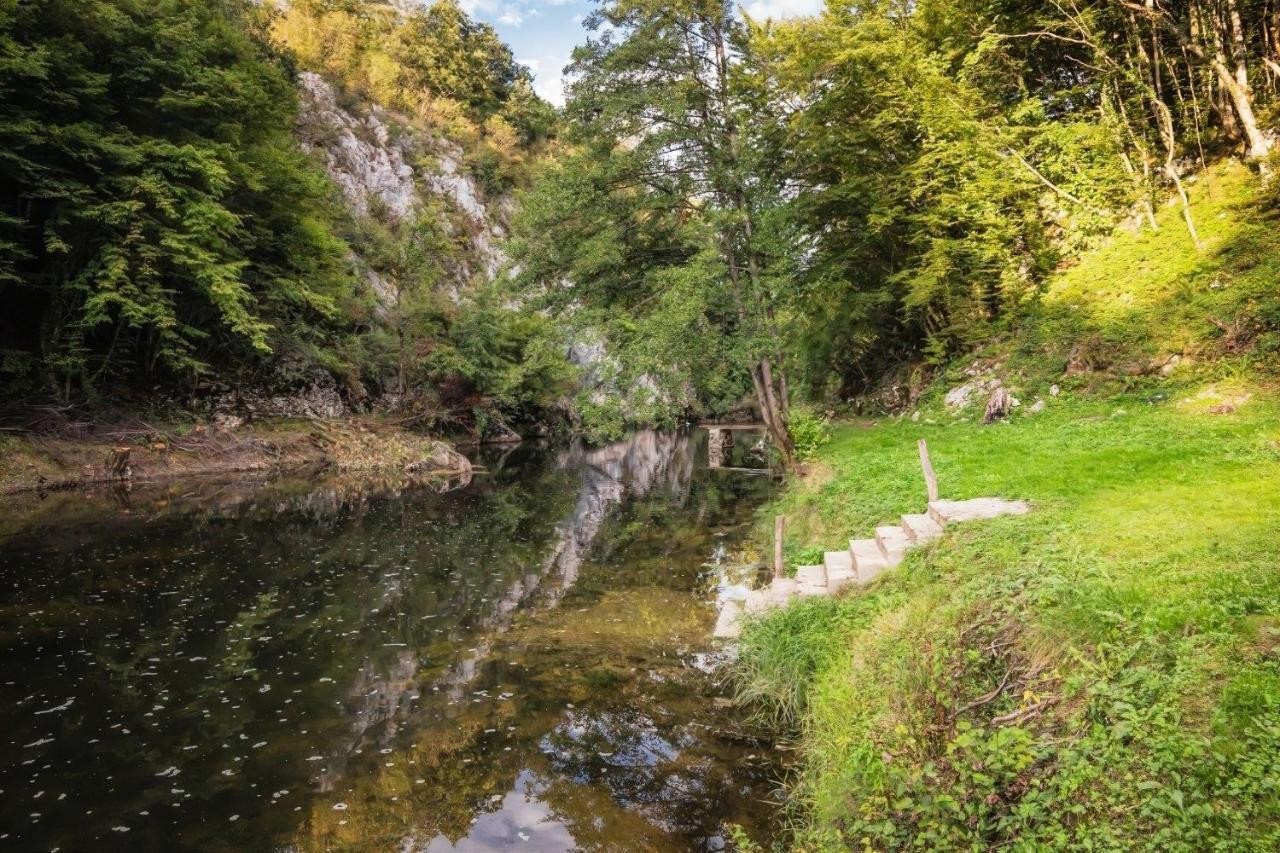 Holiday Home Radocaj Слуни Экстерьер фото